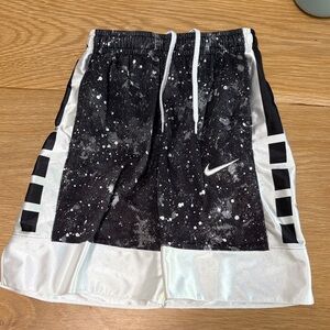 Youth boy Nike basketball shorts size medium size